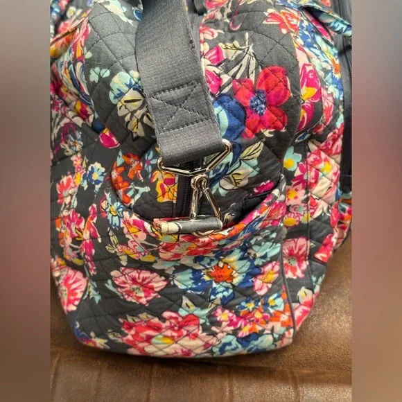 Vera Bradley Khaki Green & Floral Patterned Tote. Overnight bag - Picture 7 of 14